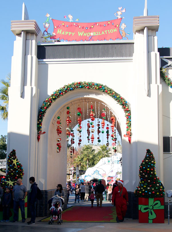 @Thisfunktional goes to Universal Studios Hollywood’s GRINCHMAS